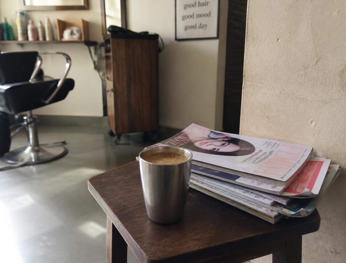Tasse Kaffee auf einem Tischchen im Salon