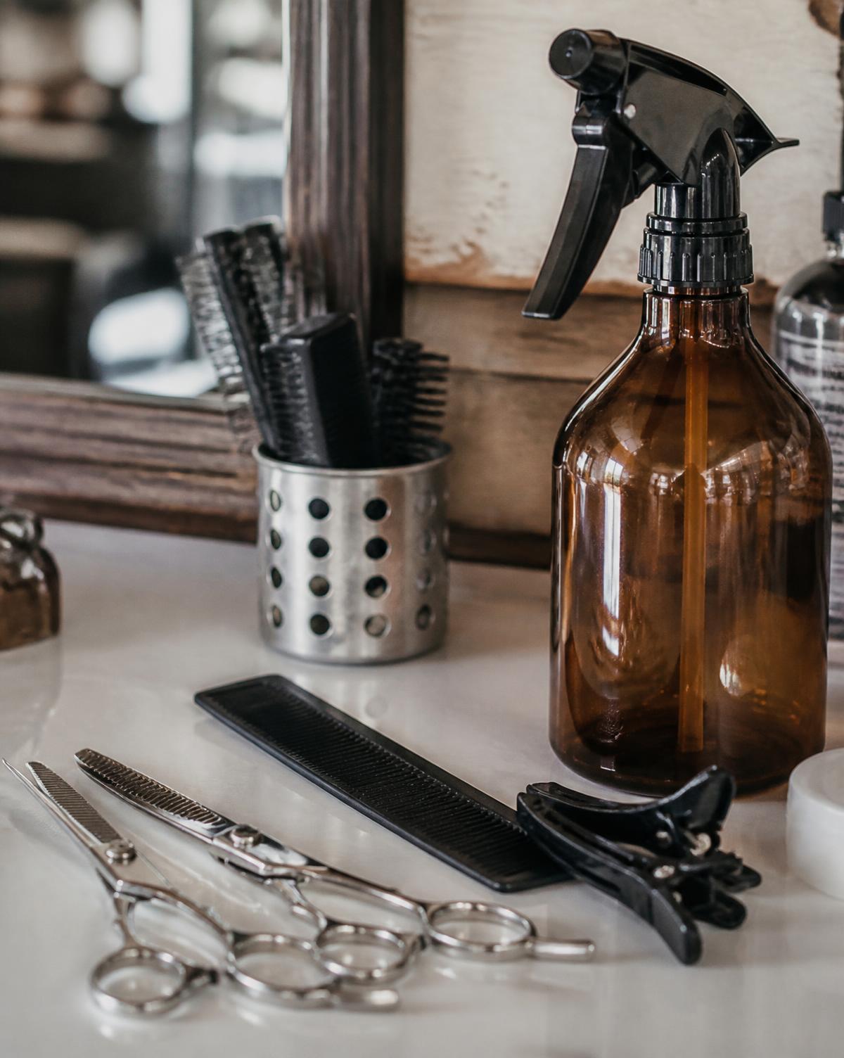 Friseurmeisterin schneidet konzentriert die Haare einer Kundin